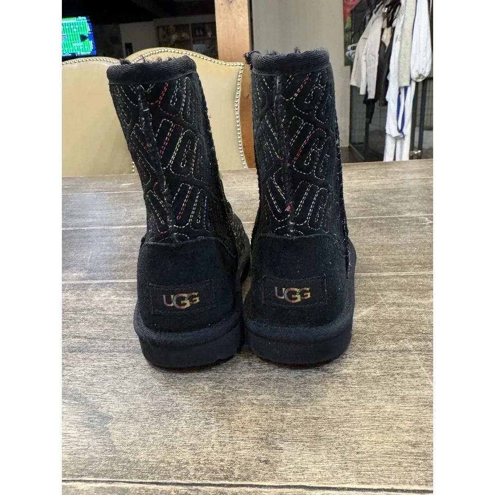 New UGG Kids' Classic II Graphic Stitch Short Boot Size 2 Black‎